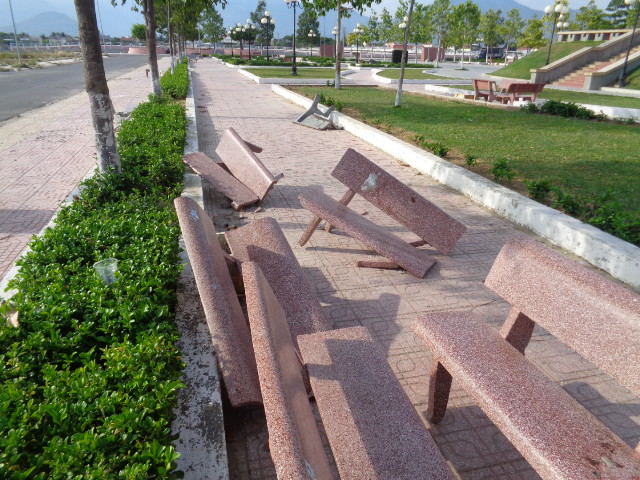 Nhếch nhác ở công viên Đài tưởng niệm liệt sĩ cầu Thành-Diên Khánh